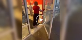 Девушка дала отпор задире