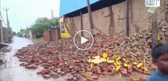 На індійця впала частина стіни