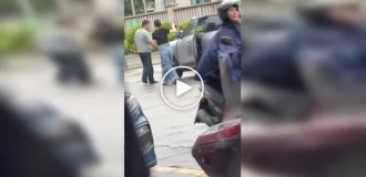 Конфликт на парковке в Китае: женщина ударила охранника, после чего получила ответный удар