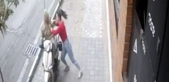 In Iran, a girl fought back a pervert, but security forces arrested her for not wearing Muslim clothing (2 photos + 1 video)