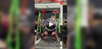 У австралийского пауэрлифтера пошла кровь из скальпа во время приседа