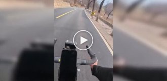 Велосипедист слишком разогнался на трассе и улетел в кювет