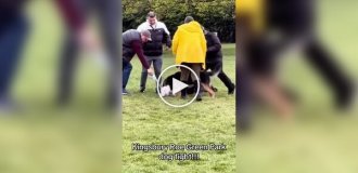 Парень спас собаку с помощью пальца