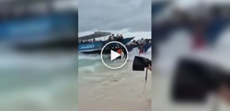 Туристка сломала позвоночник после падения с экскурсионной лодки