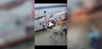Погрузка балки на баржу закончилась неудачей