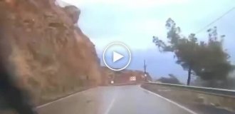 В Турции оползень сошел прямо на движущуюся машину