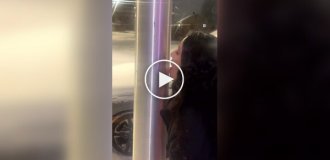 Женщина лизнула металл на морозе