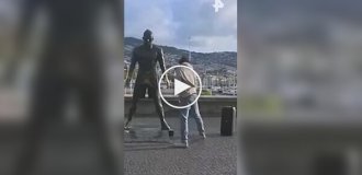 У Португалії підпалили статую Роналду