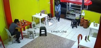 Владелец кафе дал отпор вооруженному грабителю
