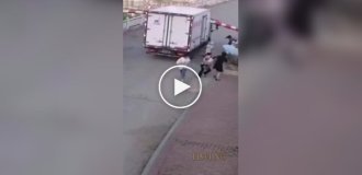 Грузовик снес ограничитель проезда