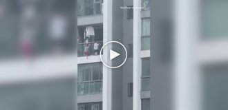 Маленькие брат и сестра повисли на краю балкона на высоте 13-го этажа