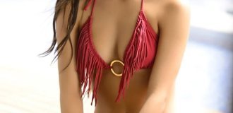 By the sea, by the blue sea... Beauties in bikinis early in the morning