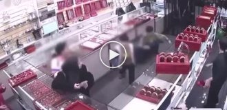 The attack of armed teenagers on a jewelry store was caught on video