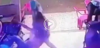 Жестокий бойфренд получил урок от прохожих за нападение на девушку