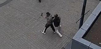 Прохожий усмирил дебошира с лопатой в центре города (2 фото + 1 видео)
