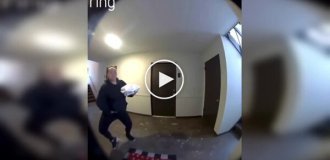 Курьер попался на непристойном поступке прямо перед доставкой еды