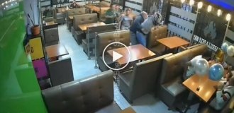 In Bogotá, restaurant patrons detained an armed robber themselves.