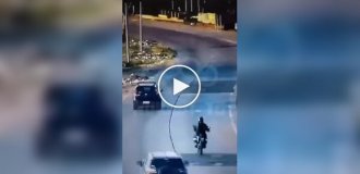 В Аргентине водитель спас скутериста от ограбления, сбив грабителя