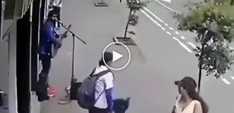 Неадекватный мужчина приставал к женщинам — карма настигла его быстро
