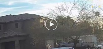 Момент падения самолета на жилые дома в США