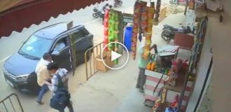 Напад на власника магазину в Індії потрапив на відео