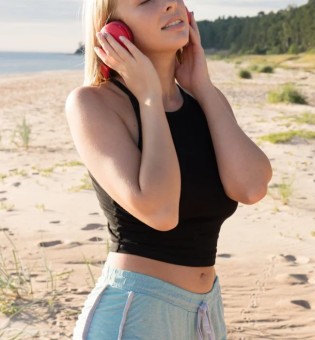 Агата на песчаном берегу