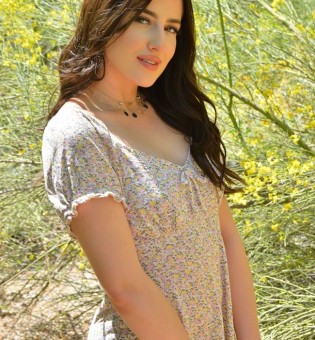 Aubree Valentine - Girl of the Day