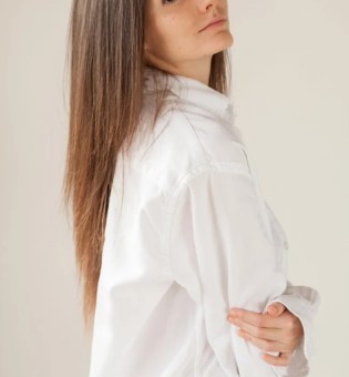 Элиза в белой рубашке