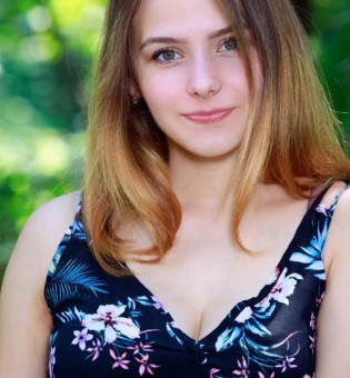 Красавица Дакота Пинк