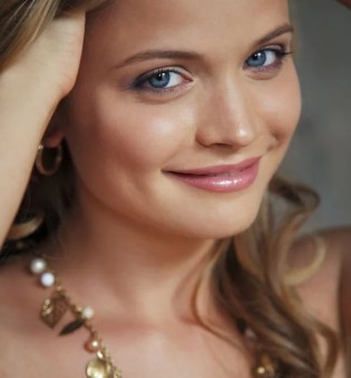 Веселая блондинка Линда