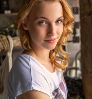 Задумчивая Lana Blue