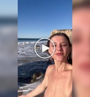 Приїхала на море