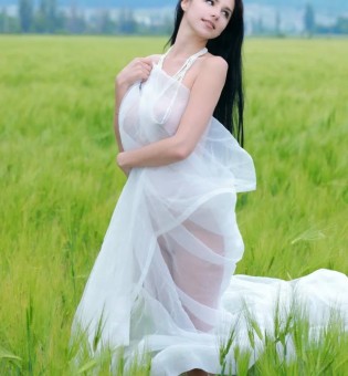 Leona - Girl of the Day