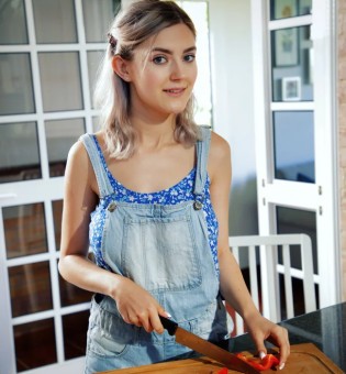 Симпатичная повариха Тина