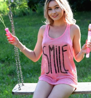 Блондинка Лика на качелях