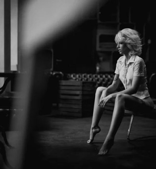 Изящная блондинка Свеня