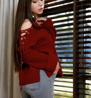 Пышненькая брюнетка Дельфина