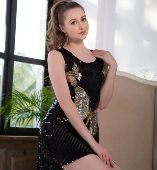 Симпатичная брюнетка Ginger Jul