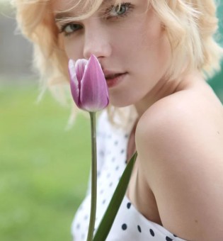 Симпатичная блондинка Леся