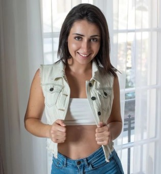 Життєрадісна брюнетка Діонісія