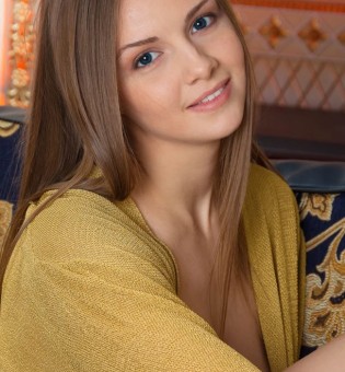 Милая красавица Леаниса