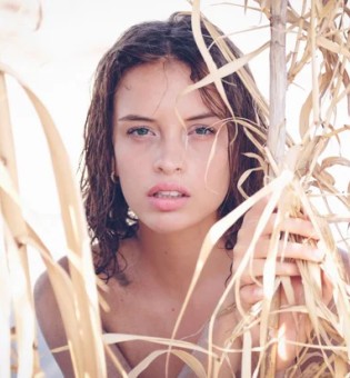 Глория на диком пляже