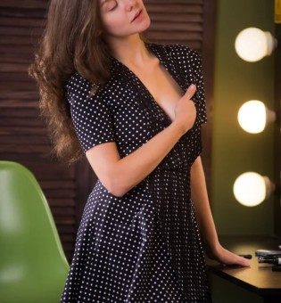 Улыбчивая красавица Тина Риз