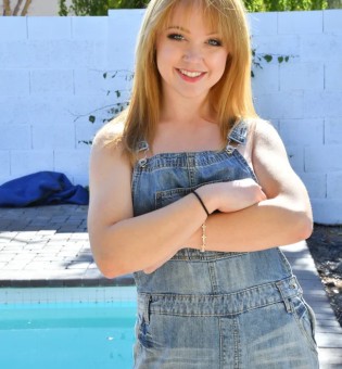 Николета у бассейна