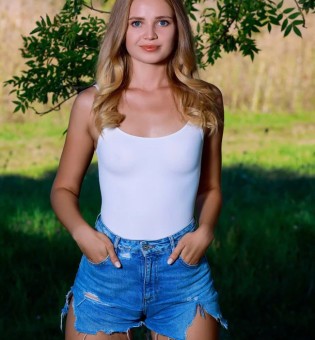 Cтройная Габи на природе