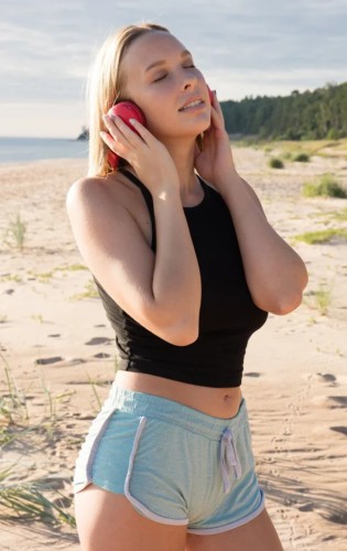 Агата на песчаном берегу