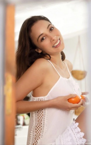 Брюнетка Калипсо на кухне