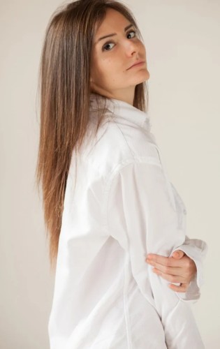 Элиза в белой рубашке