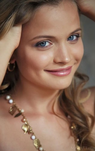 Веселая блондинка Линда