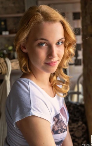 Задумчивая Lana Blue